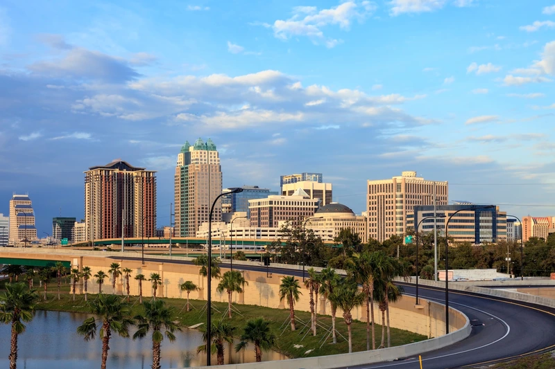 Skyline of downtown Orlando at sunset, symbolizing Berlitz language schools serving professionals and learners in the city.